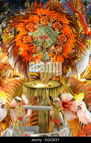 Tänzer auf Schwimmern, Parade von der Academicos tun Salgueiro Samba-Schule während des Karnevals in Rio De Janeiro 2013 feiern Stockfoto