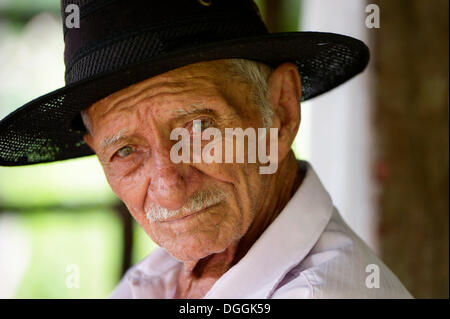 Ältere Mann mit Hut, Porträt, Poxoréo, Mato Grosso, Brasilien Stockfoto