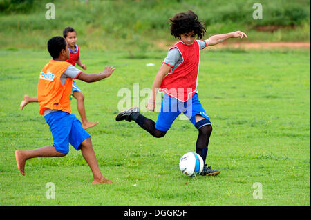 Junge Menschen spielen Fußball, soziales Projekt in einer Favela, Poxoréo, Mato Grosso, Brasilien Stockfoto