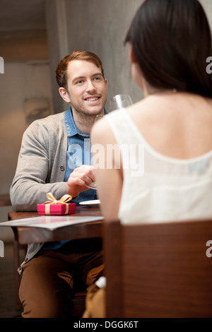 Junges Paar sitzt im restaurant Stockfoto