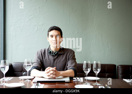 Junger Mann im Restaurant, Porträt Stockfoto