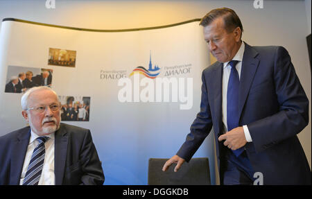 Leipzig, Deutschland. 21. Oktober 2013. Vorsitzenden des Petersburger Dialogs, Lothar de Maiziere (L) für Deutschland und Viktor Zubkov für Russland, geben eine Pressekonferenz über den Stand der Vorbereitungen für die 13. Petersburger Dialog in Leipzig, Deutschland, 21. Oktober 2013. Der nächste deutsch-russischen-Diskussions-Forum für die Förderung der Zusammenarbeit zwischen den beiden Gesellschaften wird in Deutschland im Dezember 2013 stattfinden. Foto: HENDRIK SCHMIDT/Dpa/Alamy Live News Stockfoto