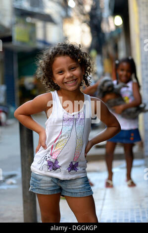 Mädchen in einem Slum oder Favela, Jacarezinho Favela, Rio De Janeiro, Bundesstaat Rio De Janeiro, Brasilien Stockfoto