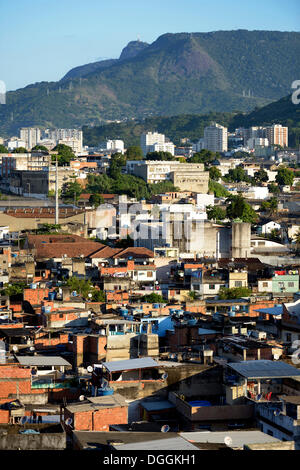 Blick über ein Slum oder Favela gegenüber den Wohnhochhäusern, wo Leben die städtische Mittelschicht Stockfoto