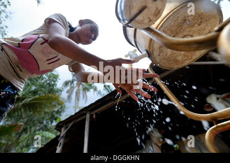 Hygiene-Erziehung durch die Nächstenliebe, Mädchen waschen sie Hände, Trapang Dorf, versaut, originellen Provinz, Kambodscha Stockfoto