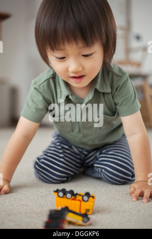 Jungen spielen mit Spielzeug-Auto, Porträt Stockfoto