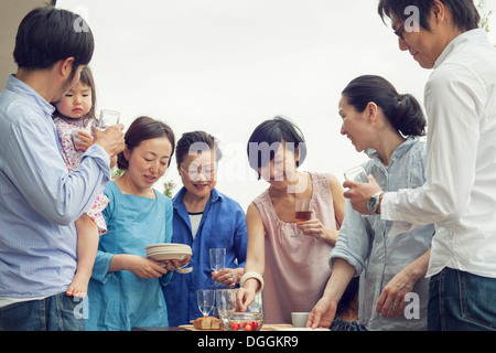 Drei-Generationen-Familie Mahlzeit im freien Stockfoto