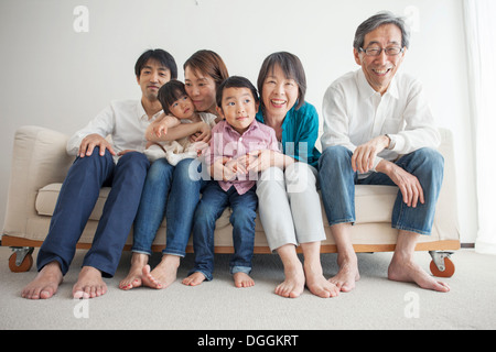 Drei-Generationen-Familie auf Sofa sitzen, Porträt Stockfoto