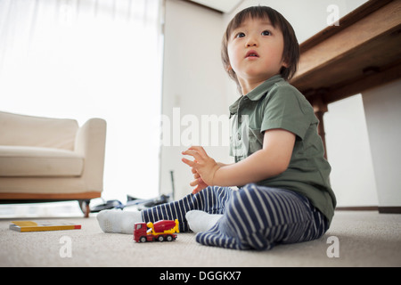 Jungen spielen mit Spielzeug-Auto, Porträt Stockfoto