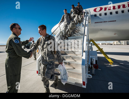 US Air Force Colonel Chris Short (links), 366. Fighter Wing Commander, schüttelt die Hand mit der erste Flieger an Bord eines Flugzeugs in Mountain Home Air Force Base, Idaho, 5. Oktober 2013. Der Flieger im Flugzeug wurden aus einer Bereitstellung Südwesten A zurück. Stockfoto