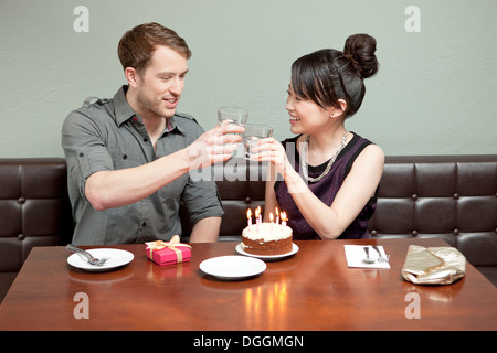 Junges Paar feiert Geburtstag im restaurant Stockfoto