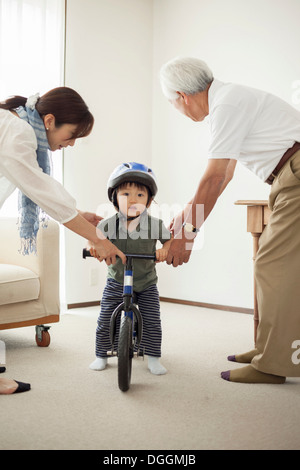 Junge, Fahrrad fahren lernen Stockfoto
