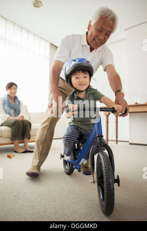 Junge, Fahrrad fahren lernen Stockfoto