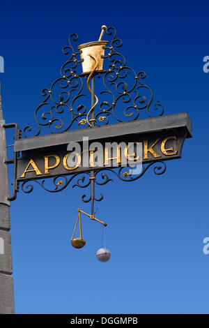 Historische apotheke Zeichen, Deutsch für Pharmazie, mit einem Mörser und Stößel und hand Skalen bei einer Apotheke in Konstanz Stockfoto