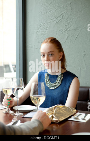 Junge Frau im restaurant Stockfoto