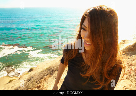 Junge Frau am Felsenweg, Palos Verdes, Kalifornien, USA Stockfoto