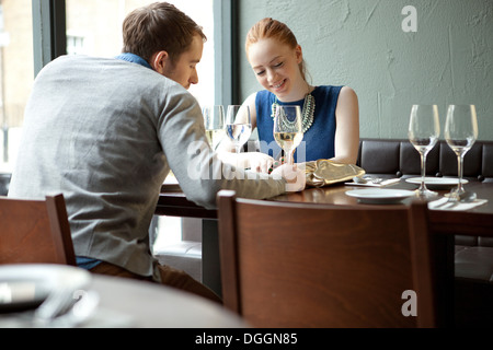 Junges Paar im restaurant Stockfoto