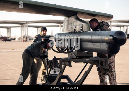 Deutsche Luftwaffe Crewchiefs und eine Waffen-Techniker laden Übung Verordnung über eine AG-51-Tornado in Mountain Home Air Force Base, Idaho, 10. Oktober 2013, während des Trainings Berg Roundup 2013. Deutsche und US Marine Corps gemeinsame terminal Angriff Controller h Stockfoto