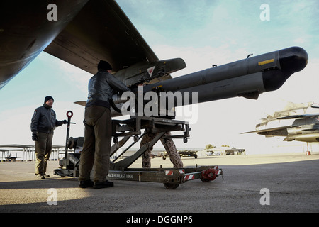 Deutsche Luftwaffe Crewchiefs und eine Waffen-Techniker laden Übung Verordnung über eine AG-51-Tornado in Mountain Home Air Force Base, Idaho, 10. Oktober 2013, während des Trainings Berg Roundup 2013. Deutsche und US Marine Corps gemeinsame terminal Angriff Controller h Stockfoto