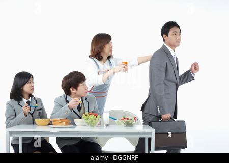 eine Familie running out of Time, ihre Mahlzeit zu essen Stockfoto