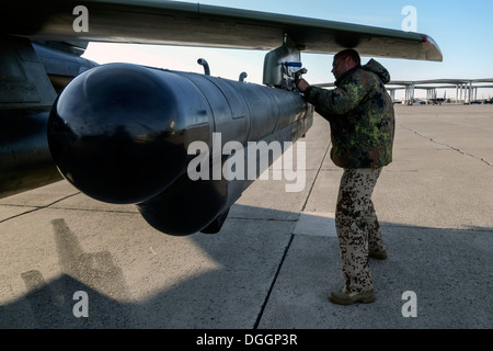 Deutsche Luftwaffe Crewchiefs und eine Waffen-Techniker laden Übung Verordnung über eine AG-51-Tornado in Mountain Home Air Force Base, Idaho, 10. Oktober 2013, während des Trainings Berg Roundup 2013. Frühere Phasen der deutschen Ausbildung erfolgt auf der Holloman A Stockfoto