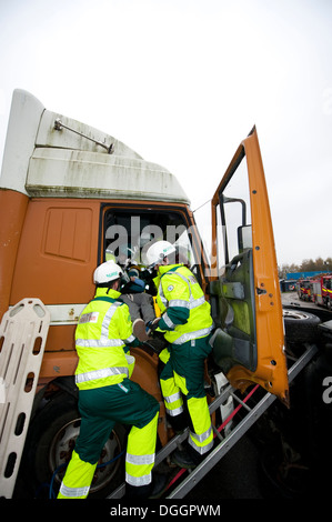 Sanitäter Rettung LKW Fahrer LKW SIMULATION Stockfoto