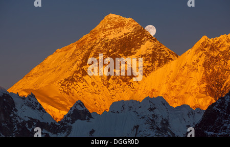 Goldene Pyramide des Mount Everest (8848 m) bei Sonnenuntergang. Aufsteigenden Mond. Stockfoto