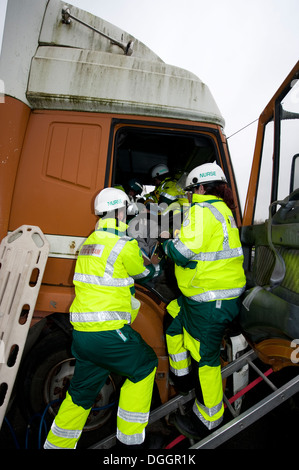 Sanitäter Rettung LKW Fahrer LKW SIMULATION Stockfoto