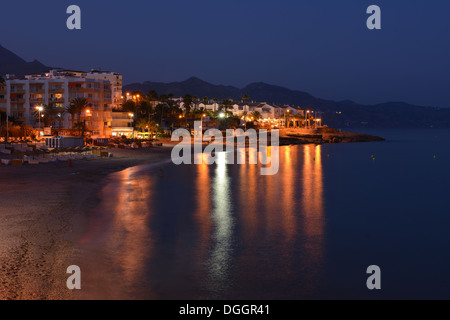 Spanien Andalusien Nerja direkt am Meer in der Nacht Stockfoto