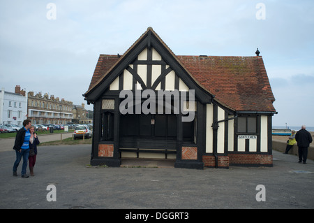 Meer Tierheim und wc Block, Aldeburgh, Suffolk, Großbritannien. Stockfoto