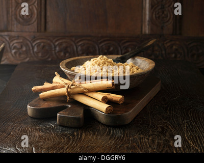 Zutaten für trockene Heilung Zucker glasierte Gammon Gelenk. Zimtstangen in Holzschale mit String und braunem Zucker gebunden. Stockfoto