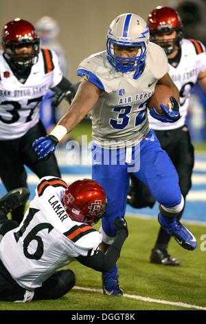 Falcon Runningback Broam Hart, Junior, führt vorbei an San Diego David Lamar als Air Force Mountain West Conference Rivalen San Diego State Falcon Stadium der US Air Force Academy in Colorado Springs, Colorado, 10. Oktober 2013 trifft. Die Azteken erzielte drei Stockfoto