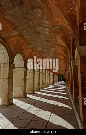 Wandern zwischen den Bögen in Aranjuez Stockfoto