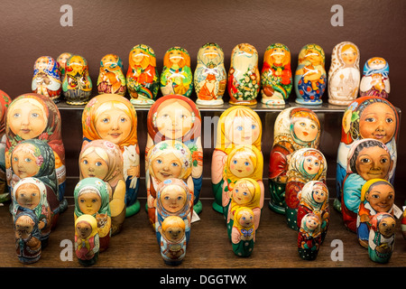 Russische Matroschka Puppen zum Verkauf in einem Geschäft in St. Petersburg Stockfoto