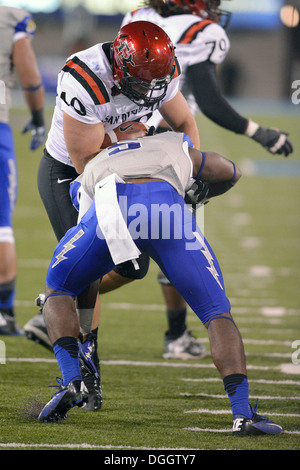 Falcon defensive zurück Dexter Walker, im zweiten Jahr, stoppt San Diego Verteidiger Tschad Young als Air Force Mountain West Conference trafen Stockfoto