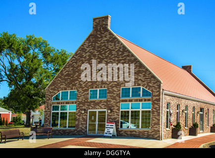 Die Windmühle Cultural Center auf der anderen Straßenseite von De Immigrant Windmühle in Fulton, Illinois, einer Stadt auf dem Lincoln Highway Stockfoto