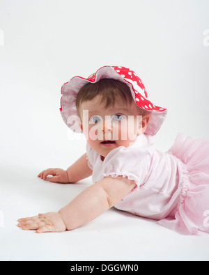 Babymädchen auf Magen, Blick in die Kamera Stockfoto