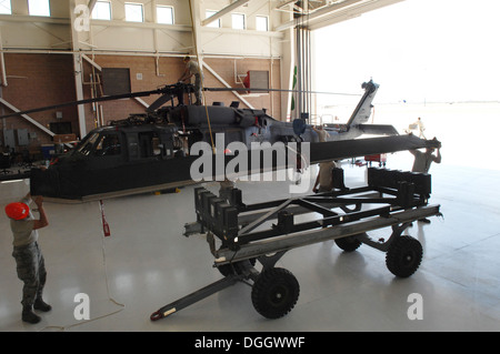 Crew-Häuptlinge aus der 923rd Aircraft Maintenance Squadron Crewchief führen eine Klinge aus einem HH - 60G Pave Hawk auf einem Stand auf der Davis-Monthan Air Force Base in Arizona, 8. Oktober 2013. Für einfachen Transport und Lagerung sind die ebnen Falken ausgestattet mit klappbarem Rotor bl Stockfoto