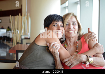 Reife und junge Frau liebevoll umarmen Stockfoto