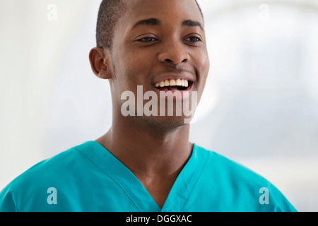 Porträt des jungen Mannes tragen scheuert sich chirurgische Stockfoto
