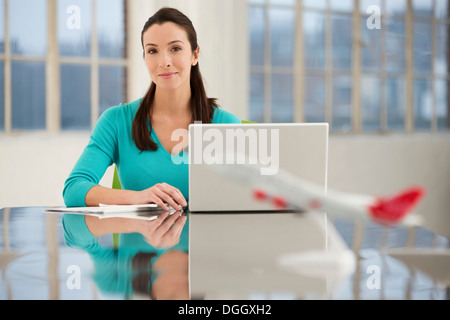 Weibliche Büroangestellte sitzen am Schreibtisch mit laptop Stockfoto