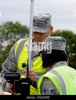 US Air Force Chief Master Sgt. Tracy Jones, links, 100. Air Refueling Wing command Chief, einen Geodimeter zuordnen eines neuen Parkplatzes 9. Oktober 2013, auf RAF Mildenhall, England verwendet. Mitglieder der 100. ARW Führung besucht das 100. Bauingenieur-Geschwader Stockfoto