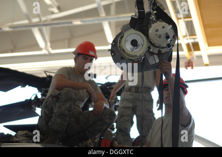 Flieger aus der 923rd Aircraft Maintenance Squadron entfernen ein Getriebe von einem HH - 60G Pave Hawk an Davis-Monthan Air Force Base, Arizona, 8. Oktober 2013. Das Getriebe muss ersetzt werden, um sicherzustellen, dass Piloten von den Sensoren innerhalb genau informiert. Stockfoto