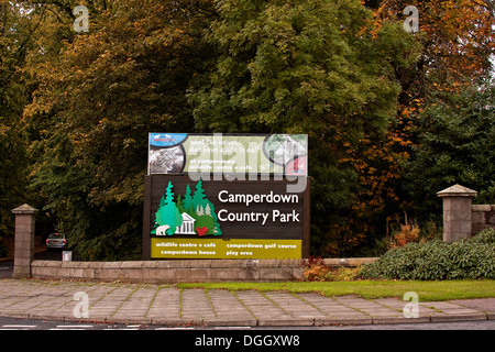 Großes Schild am Haupteingang des Camperdown Country Park, umgeben von bunten Bäumen im Herbst in Dundee, Großbritannien Stockfoto