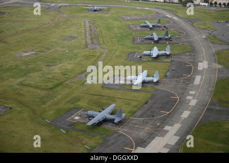 MC - 130P Kampf gegen Schatten und KC-130J Marine Super Hercules Flugzeug Park am Yokota Air Base, Japan, 7.Oktober, 2013. 18 Flugzeuge von Kadena Air Base und Marine Corps Air Station Futenma in Yokota aufgrund der Auswirkungen der zwei Taifune umgeleitet. Stockfoto