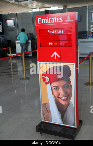 Paris Frankreich,Europa,Frankreich,CDG,Flughafen Charles de Gaulle,Terminal,Gate,Schild,Logo,Informationen,Wegbeschreibungen,Emirates Airline,erste Klasse,Besucher reisen t Stockfoto