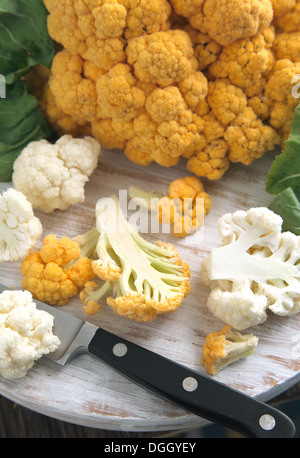 Frischer Blumenkohl auf Schneidebrett Stockfoto