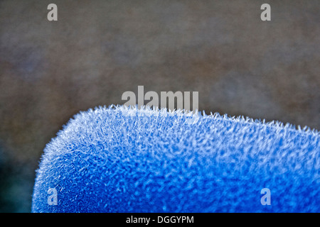 Nahaufnahme der schwere am frühen Morgen Frost Kristalle auf den Außenspiegel eines Autos, England. November. Stockfoto