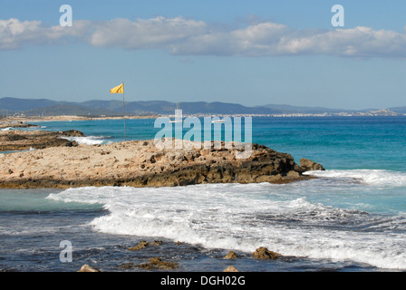 Starken See- und gelbe Flagge in Levante-Strand - Playa de Llevant-, Formentera Stockfoto