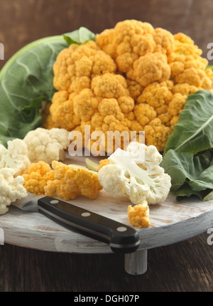 Frischer Blumenkohl auf Schneidebrett Stockfoto